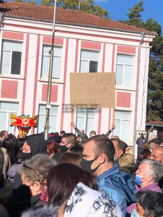 Жители на Омуртаг протестираха заради драстичния воден режим в града