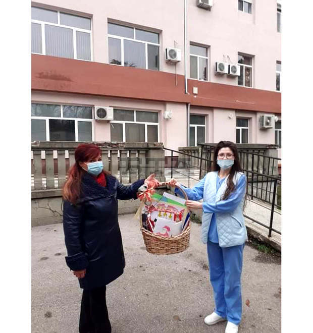 Четвъртокласници от Димитровград подариха коледни картички и сувенири на медиците в МБАЛ "Св. Екатерина"