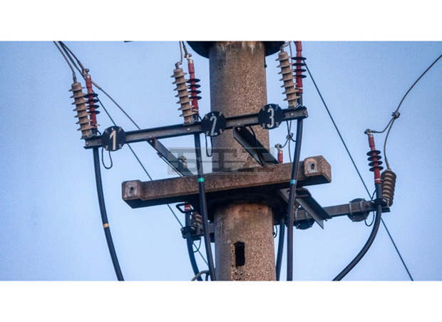 Над 10 селища в област Смолян са без ток заради прекъснати от вятъра електропроводи