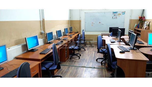 Деца в община Хасково получиха дарение от преносими и настолни компютри