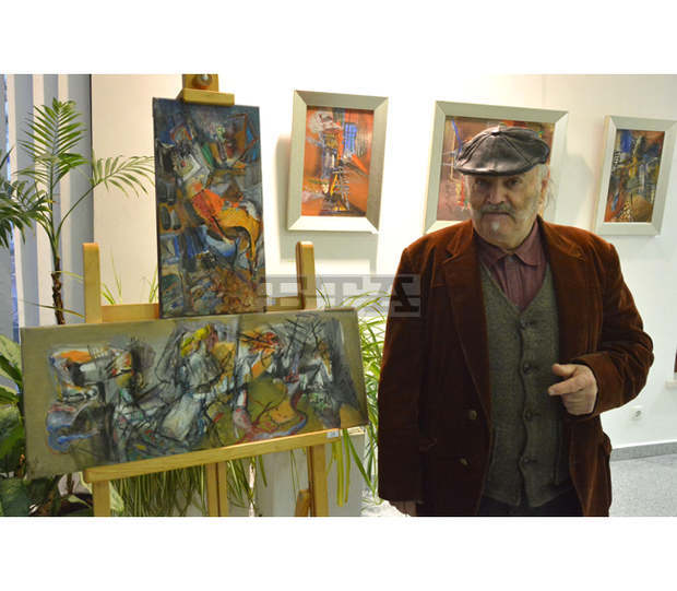 Български изселник в Турция откри художествена изложба в Хасково