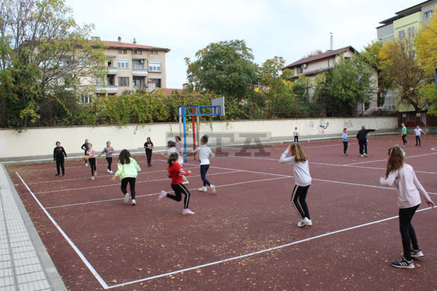Завърши ремонтът на двора на училище "Св. Климент Охридски" в Хасково
