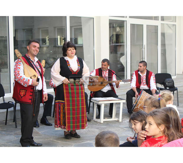 Открит урок по народна музика изнесе за деца общинският оркестър на Хасково