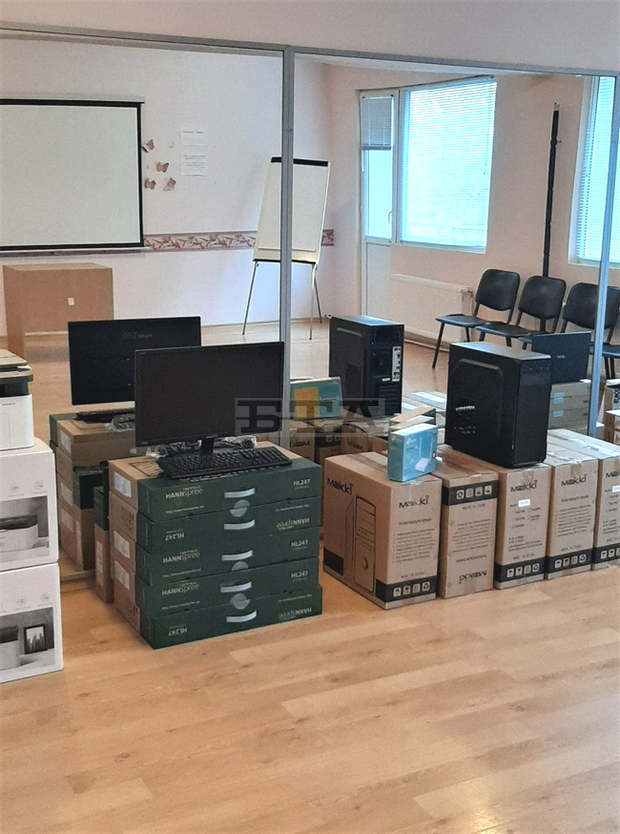 Деца от социалните услуги в Исперих получиха лаптопи и таблети