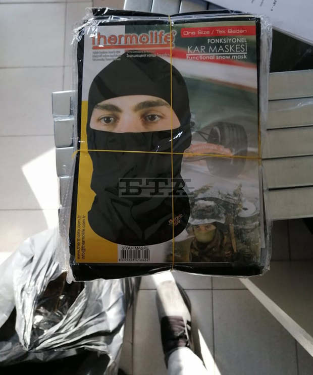 Митнически служители на пункта "Малко Търново" са открили контрабандни флакони със спрей и термо маски в пътна чанта