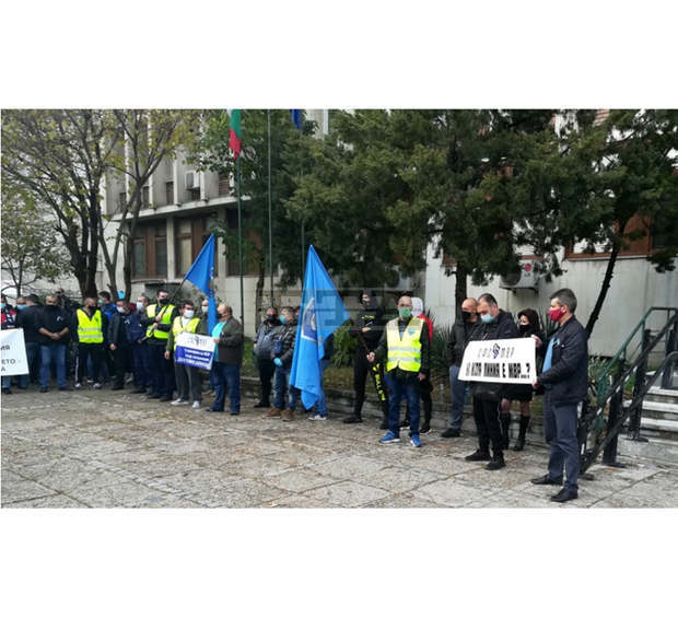 На мълчалив протест с искане за увеличение на заплатите излязоха служители на МВР във Видин