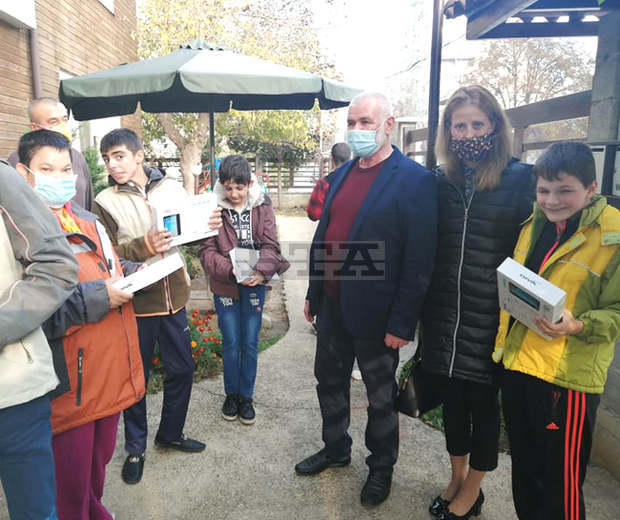 Технически средства за обучение са получили ползващи социални услуги ученици