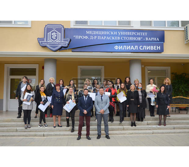 Общо 24 медицински сестри и 15 акушерки от Медицинския филиал в Сливен получиха дипломи