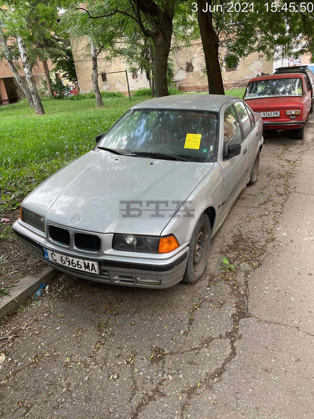 Продължава поставянето на стикери на излезли от употреба автомобили