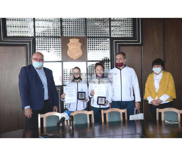 Наградиха с грамоти и почетни плакети златните медалистки от Европейските атлетически игри за деца до 16 години