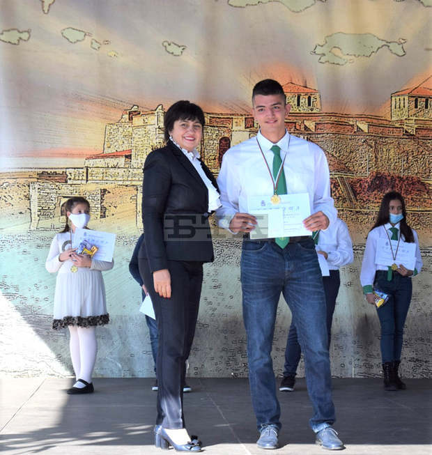 В традиционното XVII Димитровденско математическо състезание  във Видин участваха 298 ученици