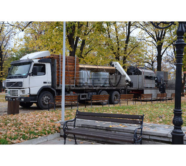 Във Видин започна изграждането на ледена пързалка