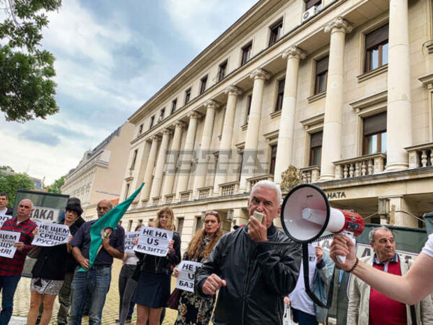 "Атака" откри предизборната си кампания с протест пред военното министерство