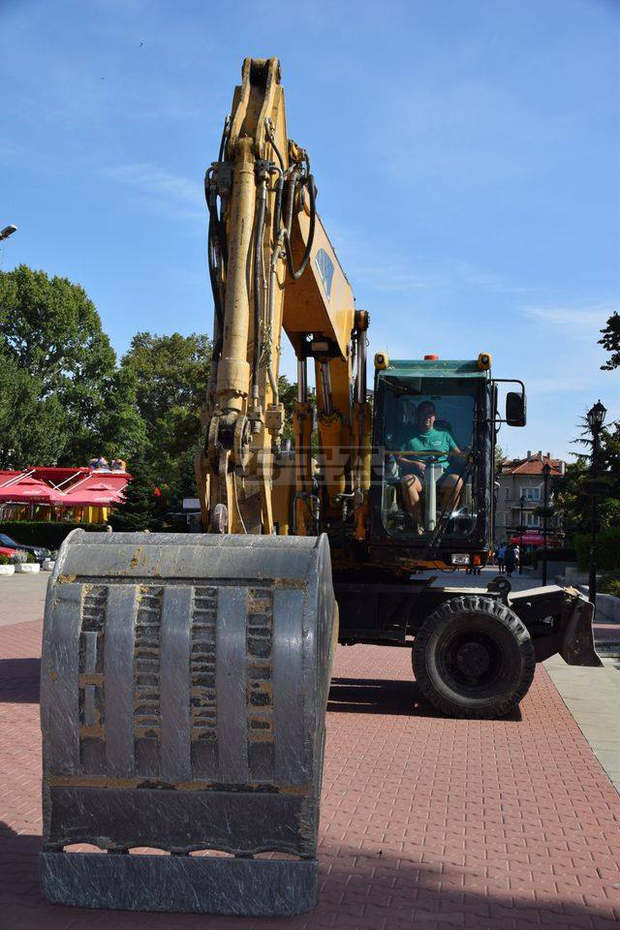 Кметът на Асеновград даде начало на ремонта на централния площад в града