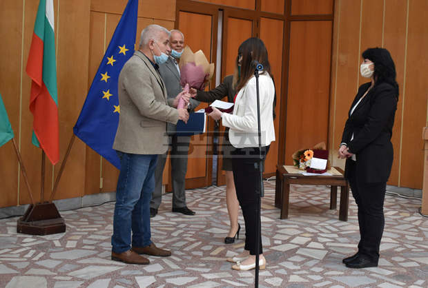 Центърът за работа с деца и Музикалната школа в Разград са новите носители на наградата на името на Никола Икономов