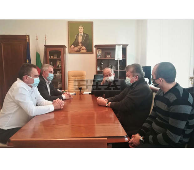 В община Плевен посрещнаха маестро Пламен Джуров по повод удостояването му с почетно звание