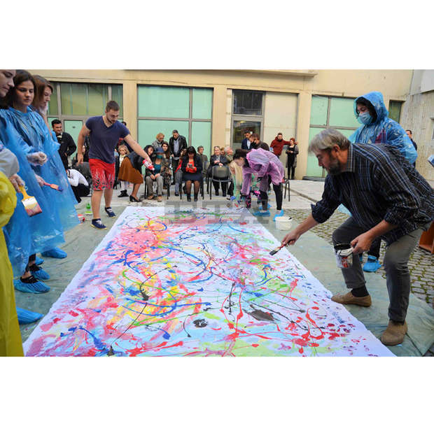 Студенти от Тракийския университет представиха пърформанс в зала "Квадрат" на Община Стара Загора