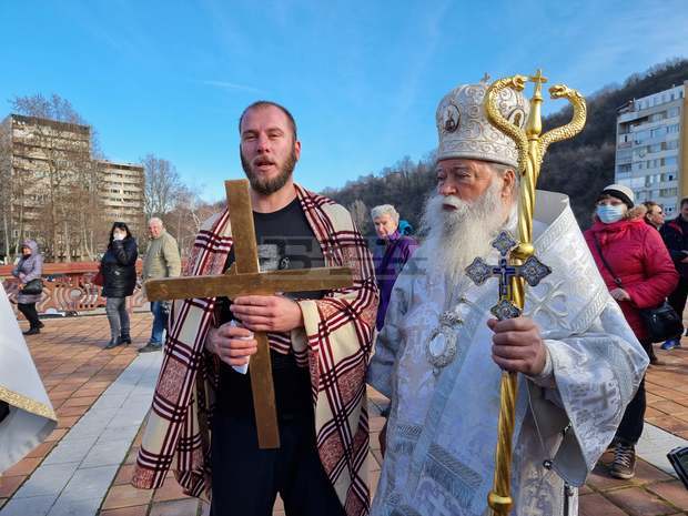 За шеста поредна година Ивайло Енчев извади кръста от водите на река Осъм в Ловеч