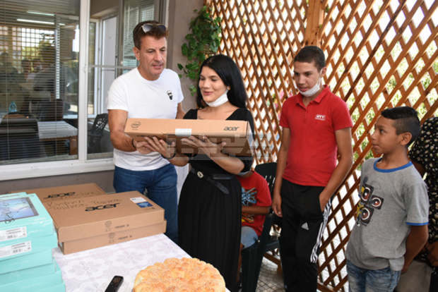 Деца в неравностойно положение получиха дигитални устройства от Община Пазарджик