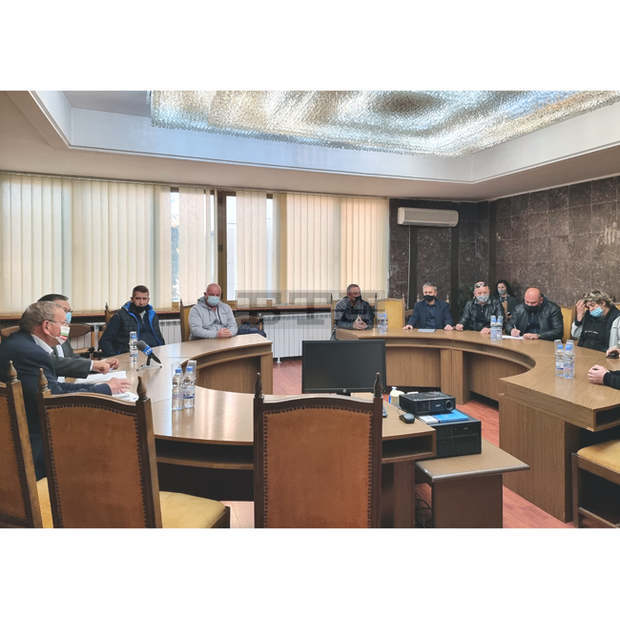 Протестиращи собственици на заведения в Ловеч изложиха своите искания на среща с областния управител