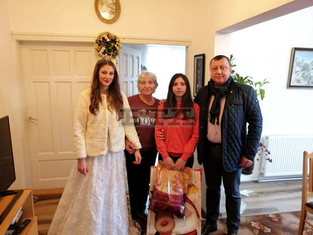 Деца от приемни семейства получиха коледни подаръци от кмета на община Павликени