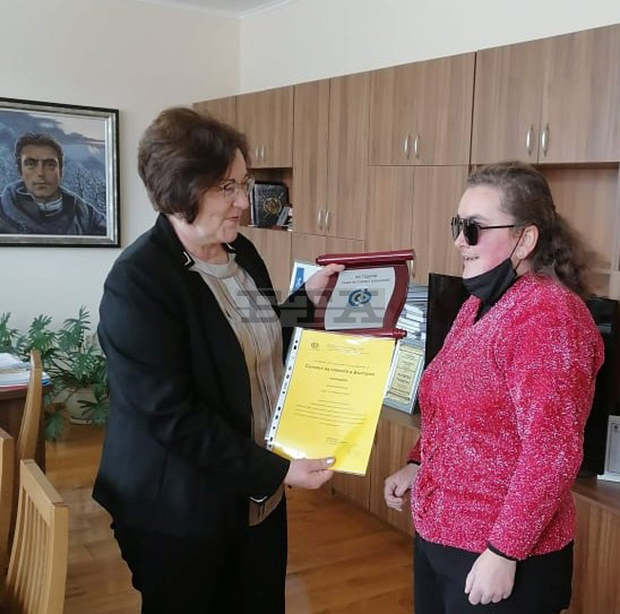 Кметът на Троян е получила отличие от Съюза на слепите в България