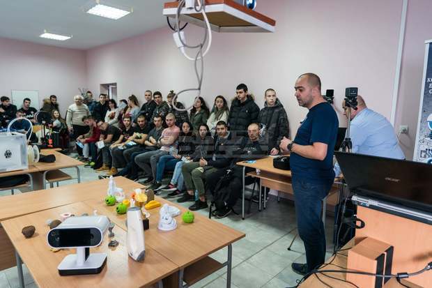 Повече от 100 ученици са участвали в обучение по 3D-сканиране на Русенския университет Повече от 100 ученици са участвали в обучение по 3D-сканиране на Русенския университет