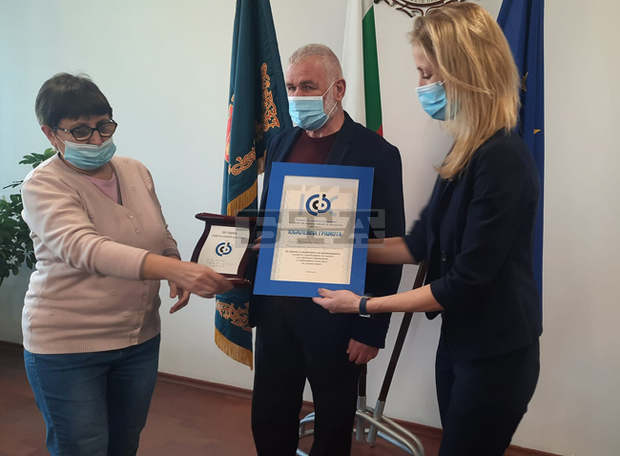Регионалната организация в Силистра на Съюза на слепите е присъдила почетен плакет на кмета на общината д-р Юлиян Найденов