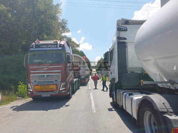 Тежкотоварни автомобили затрудняват движението от и към Бургас, на територията на Шуменска област