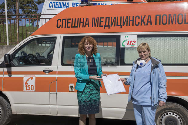 Зам.-кметът на Стара Загора Красимира Чахова направи лично дарение на медиците от Университетска болница по повод 7 април Зам.-кметът на Стара Загора Красимира Чахова направи лично дарение на медиците от Университетска болница по повод 7 април