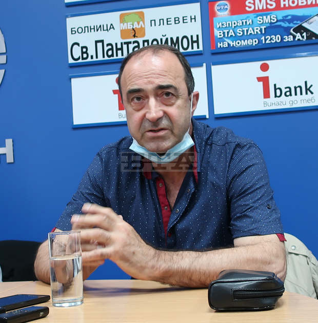 Медици от Червен бряг обмислят мълчаливо присъствие срещу намерения за смяна на управителя на общинската болница