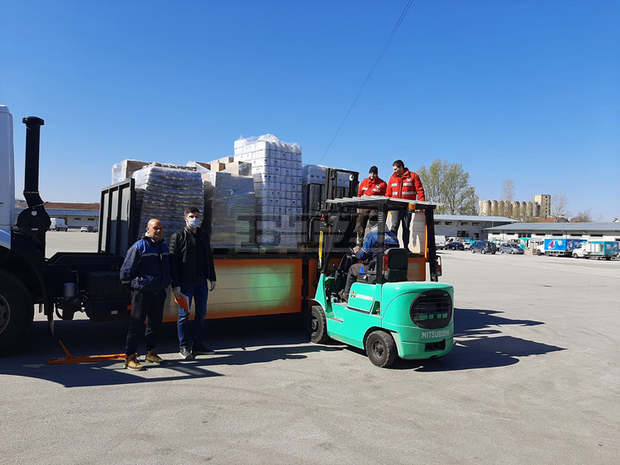 Доброволци на БЧК - Плевен раздават хранителни помощи