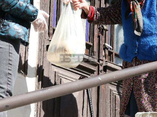Доброволчески екипи в Плевен са доставили в условията на пандемията до днес 877 обяда и 158 вечери на нуждаещи се Доброволчески екипи в Плевен са доставили в условията на пандемията до днес 877 обяда и 158 вечери на нуждаещи се
