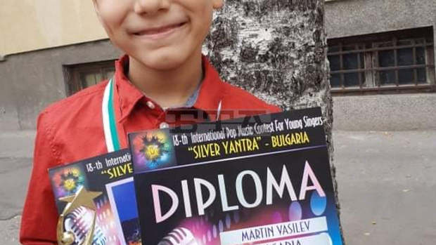 Първокласник от Русе се завърна с призови отличия от два международни певчески конкурса