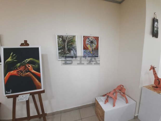 Изложба в Перник показва творби на 24 млади автори