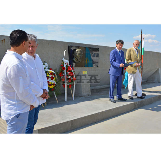 Откриха барелеф на казахстанския поет Абай Кунанбаев в Свети Влас