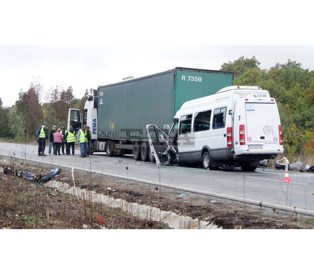 Тир и пътнически микробус са катастрофирали на пътя между Елхово и ГКПП "Лесово"
