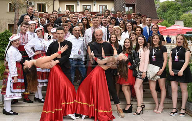 Сдружението на сираците организира в Плевен "Звезден бал" за 37 абитуриенти в неравностойно положение Сдружението на сираците организира в Плевен "Звезден бал" за 37 абитуриенти в неравностойно положение