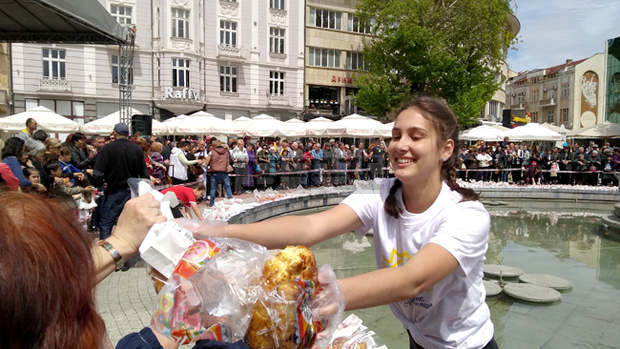 В Пловдив бе раздаден 60 метров Великденски козунак