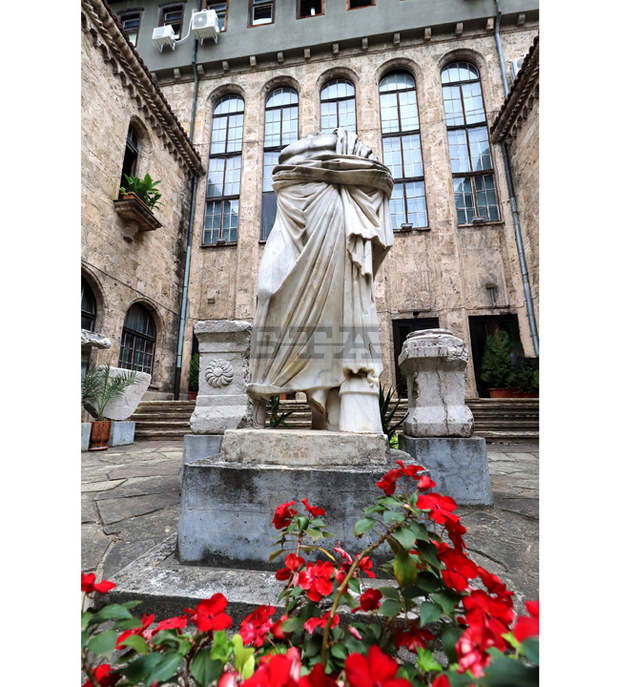 Статуя на гръцкия бог на медицината Асклепий, открита в Никополис ад Иструм, е сред петте запазени в Европа