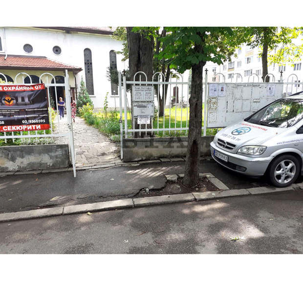 Антипаркинг колчета ще спират шофьорите от неправилно паркиране пред църквата "Свети дух" в "Надежда"