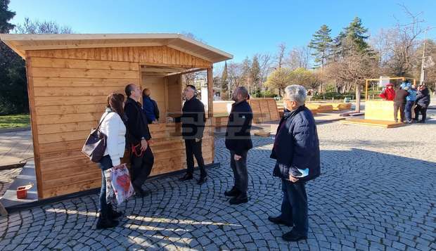 Започна изграждането на Коледния базар в Кърджали