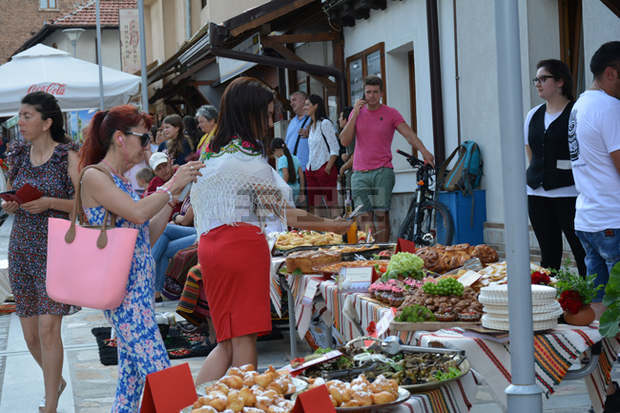 Изложение на автентични ястия и фолклорен празник подготвиха обединените в задруга бански механджии
