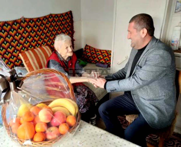 Сто и пет годишната баба Радка от Исперих се радва на шестима правнуци, добро здраве и бистър ум