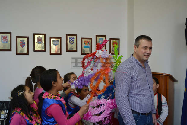 Община Монтана дари с паричка и подаръци деца от ромска фолклорна група, сурвакали в администрацията