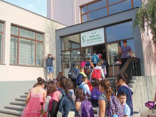 Открита е новата учебна година в двете училища на община Минерални бани