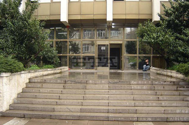 Регионалната библиотека в Благоевград закупи машина за дезинфекциране на книги