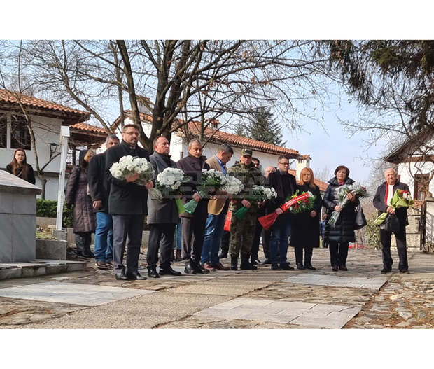 Благоевград отбеляза 144-годишнината от първото Освобождение на града с военен ритуал пред паметника на майор Орлински Благоевград отбеляза 144-годишнината от първото Освобождение на града с военен ритуал пред паметника на майор Орлински