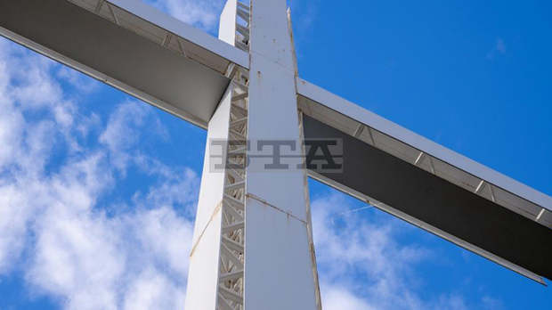 Част от конструкцията на 33-метровия кръст над Благоевград е компрометирана