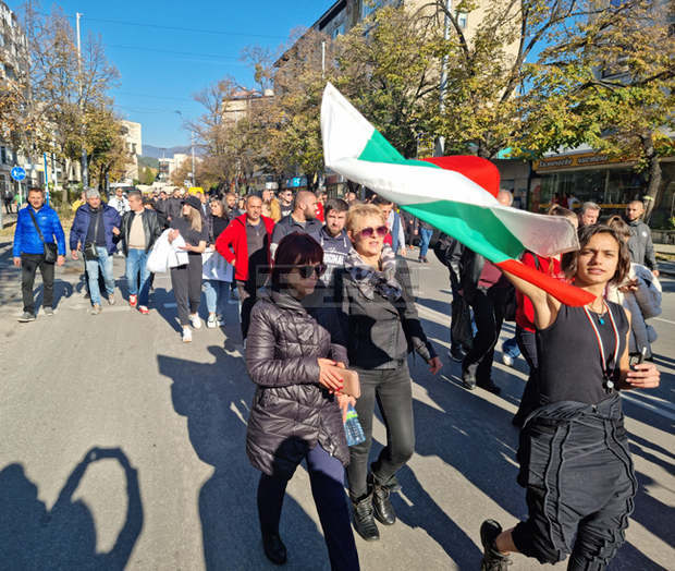 Представители на хотелиерския и ресторантьорския бранш в Благоевград блокираха възлови кръстовища в протест срещу зеления сертификат